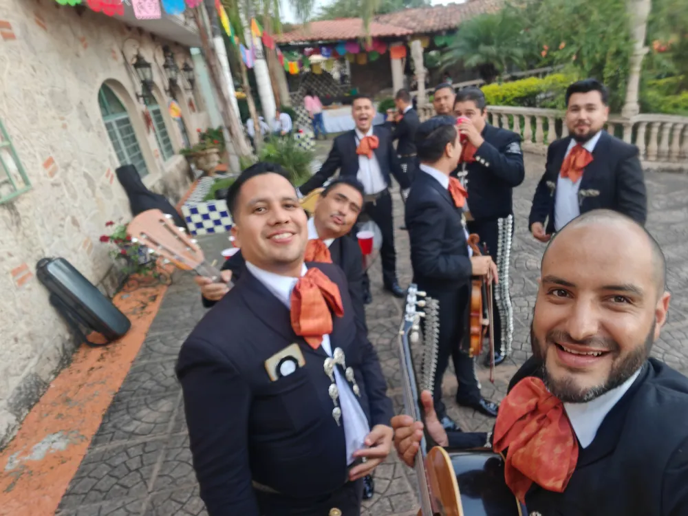 Músicos de Mariachi Jalisco Es Tradición con violines y guitarrón en un patio
