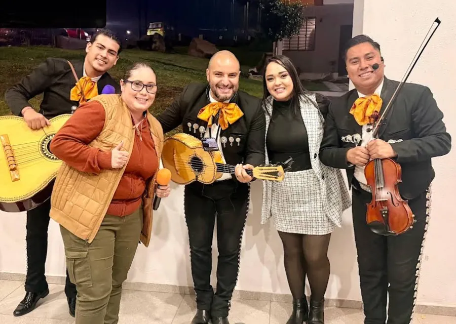 Trío de Mariachi Jalisco Es Tradición con guitarra, guitarrón y violín en una fiesta